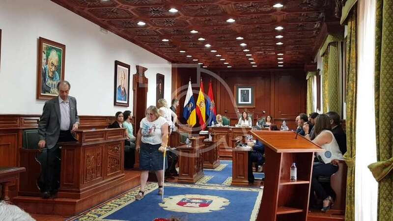 Momento en que ediles de la oposición se van del Pleno (Foto TA)